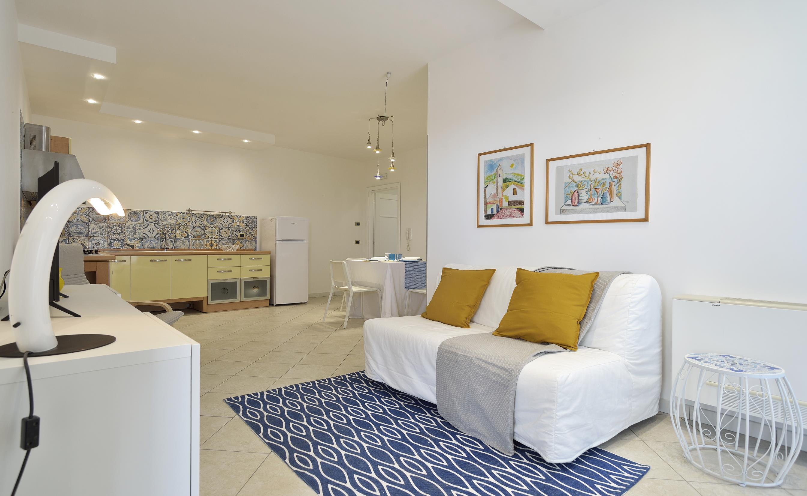 Zona living luminosa della Casa del Faro